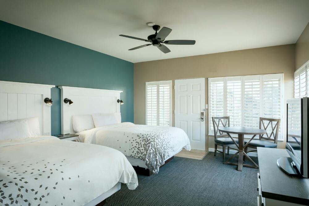 Deluxe Room with Two Queen Beds interior